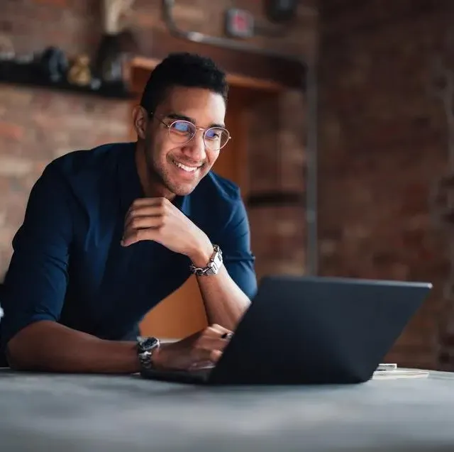 Professionnel souriant travaillant sur un ordinateur portable
